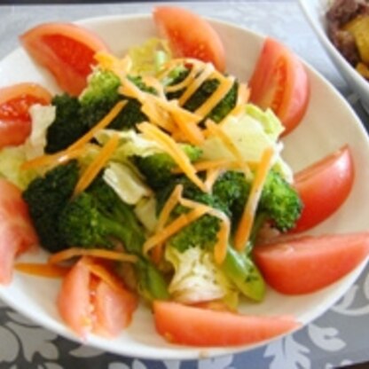 junさんおこんばんは～♪ブロッコリーのサラダ美味しいですね（*^_^*）ある野菜で作りました。野菜は毎日食べたいですね♪